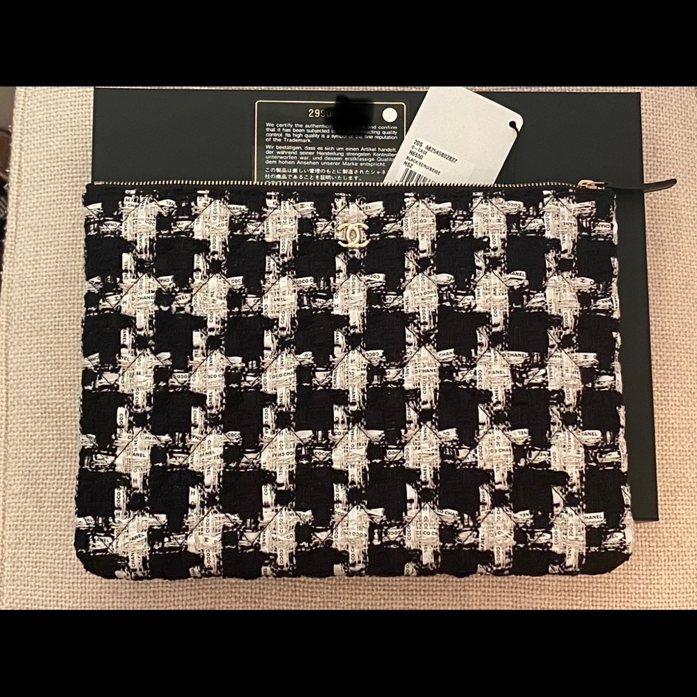 Chanel houndstooth tweed Medium O case Clutch 20S